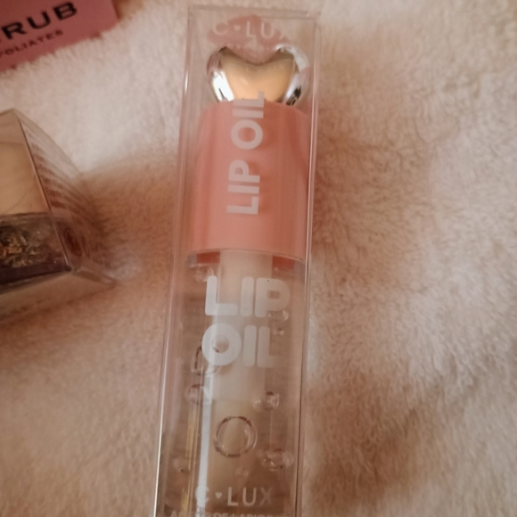 Lip Scrub, Lip Oil, Body Glitter And Powder Puffs - Picture 4 of 5